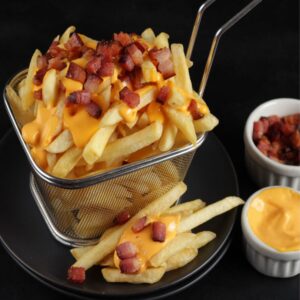 Batata Frita com queijo e bacon